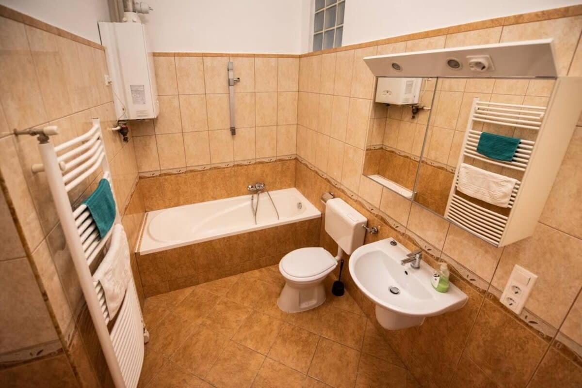 Very Central Convenient Large Ac Place Budapeste Exterior foto